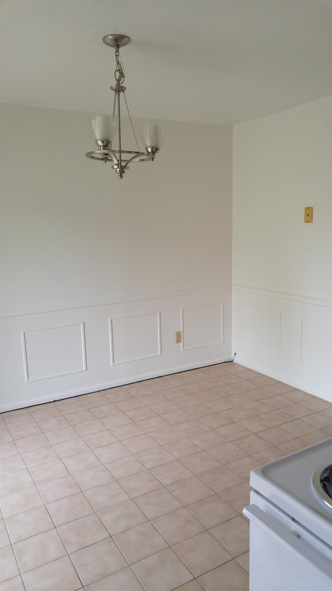 Building Photo - 7190 N Roanoke Rd