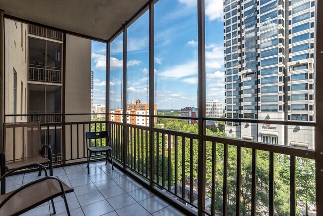 Foto del edificio - 300 W Peachtree St NW