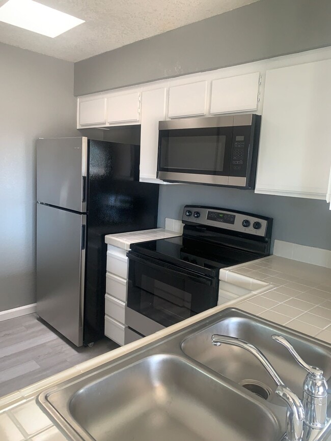 Building Photo - Las Palmas Condo