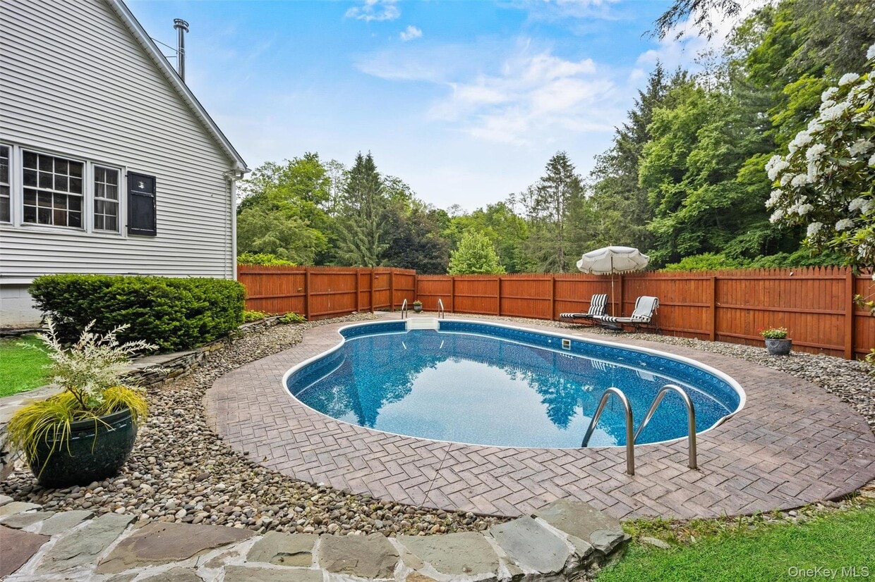 Primary Photo - 1056 Beekman Rd