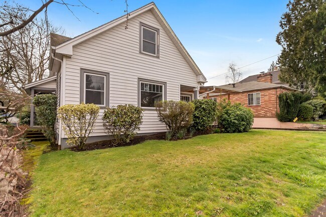 Building Photo - 4br/1ba Home in SE Portland