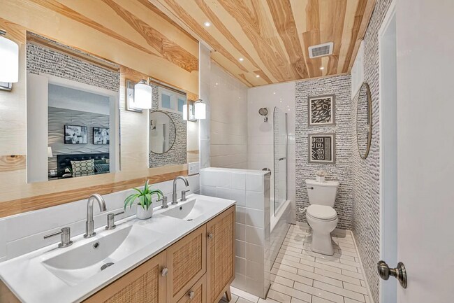 Foto del edificio - Updated bath with new vanity, tile and lig...