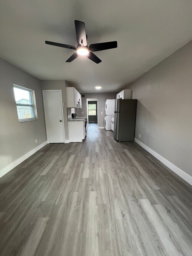 Sala de estar - 6412 Diamond St