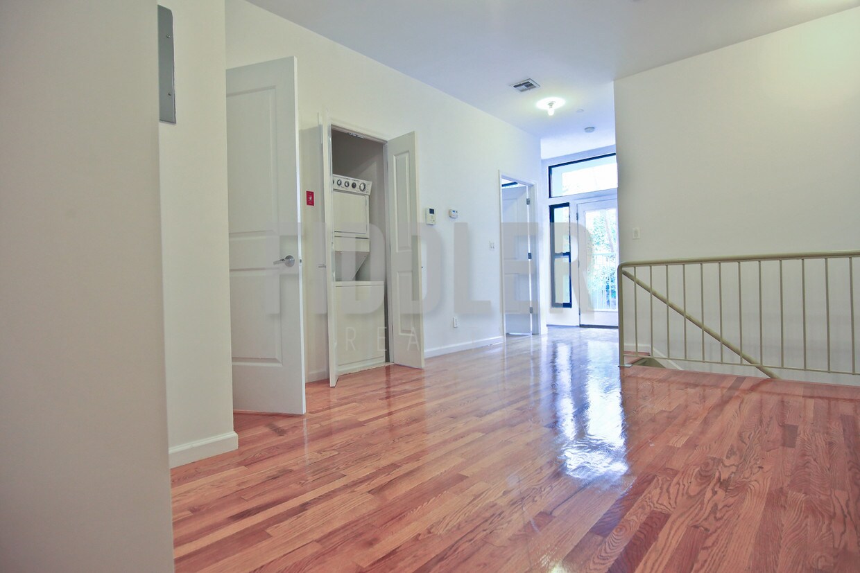 Primary Photo - 1462 Bushwick Ave