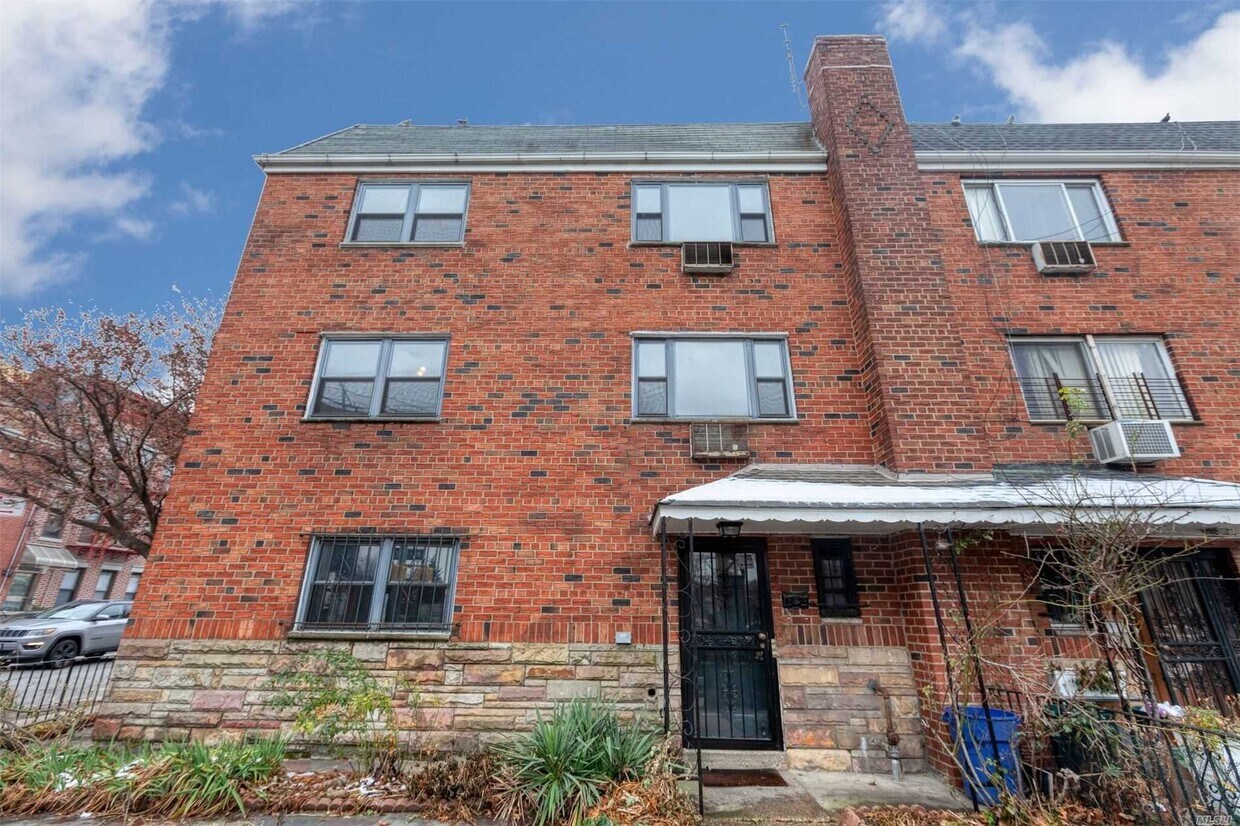 Primary Photo - 21-32-32 Hoyt Ave S