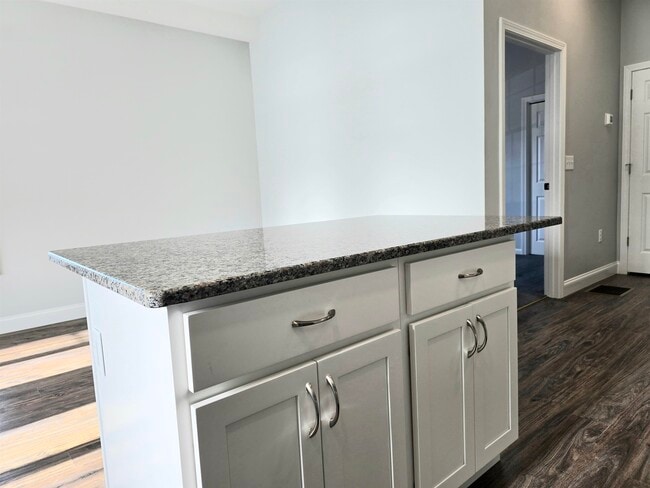 Foto del edificio - 2 Railroad Ave