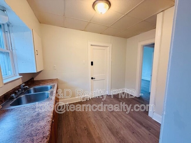 Building Photo - 9302 Rosewood Ave