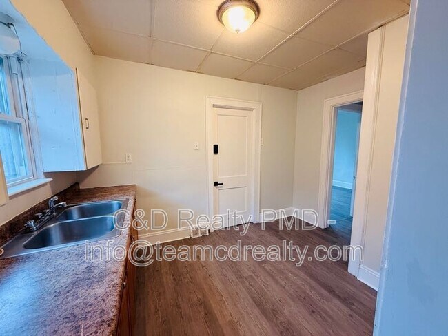 Foto del edificio - 9302 Rosewood Ave