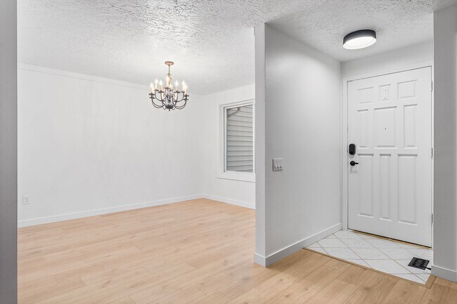 Foto del edificio - Spacious, renovated 3-bdrm/2-bath ranch-style gem in Troutdale.  W/D, 2-car garage, fireplace