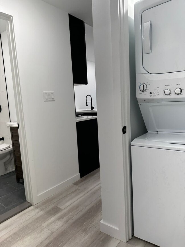 Building Photo - Modern & spacious 2Bedroom 1Bath Apartment