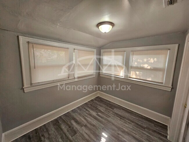 Foto del edificio - 528 W 25th St