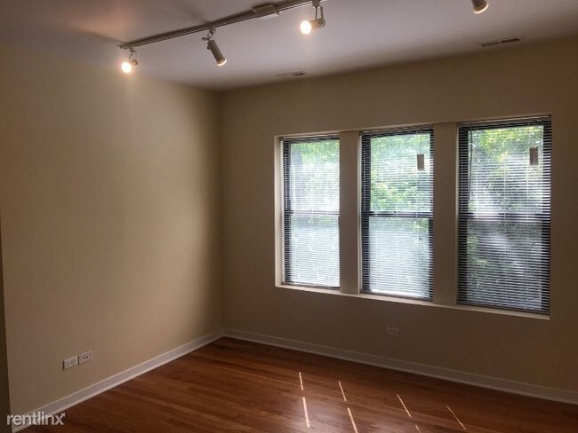 Foto del edificio - 2452 W Albion Ave