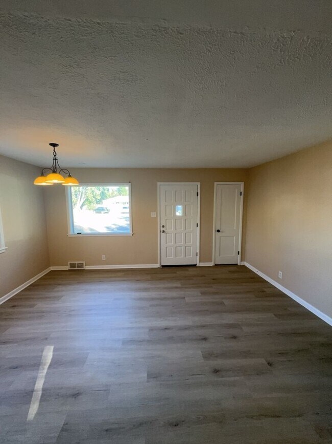 Foto del edificio - REDUCED! Beautifully Updated 3 Bedroom 2 B...