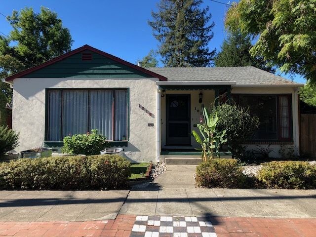 Primary Photo - Charming One Bedroom Duplex