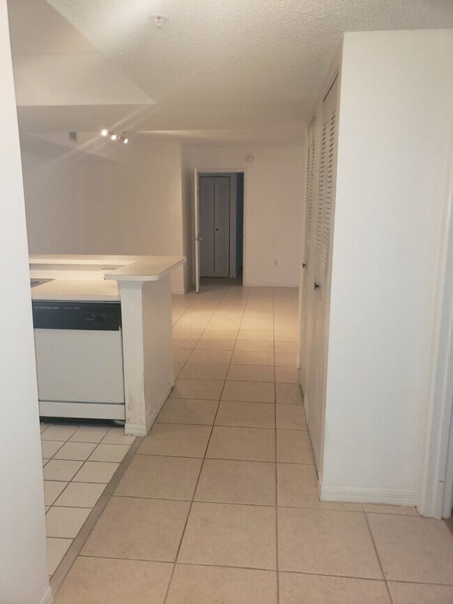 Building Photo - 2Bedroom, 2 Bath  in Laguana