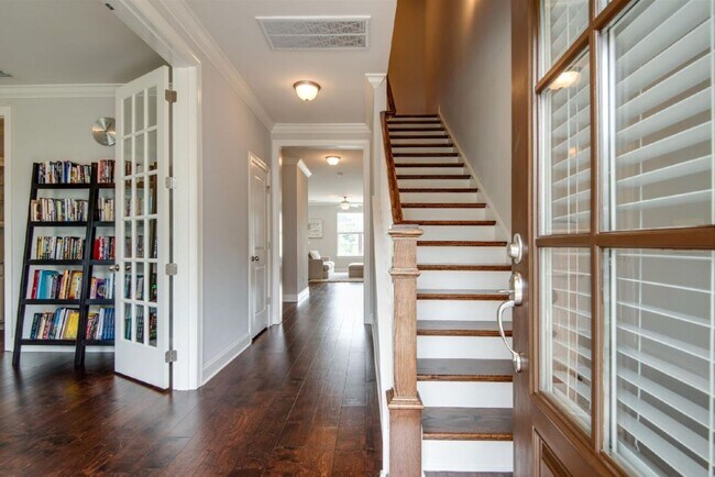 Foto del edificio - 3-bedroom, 2.5-bath home with a 2-car garage in the sought-after Gateway Village community of Fra...