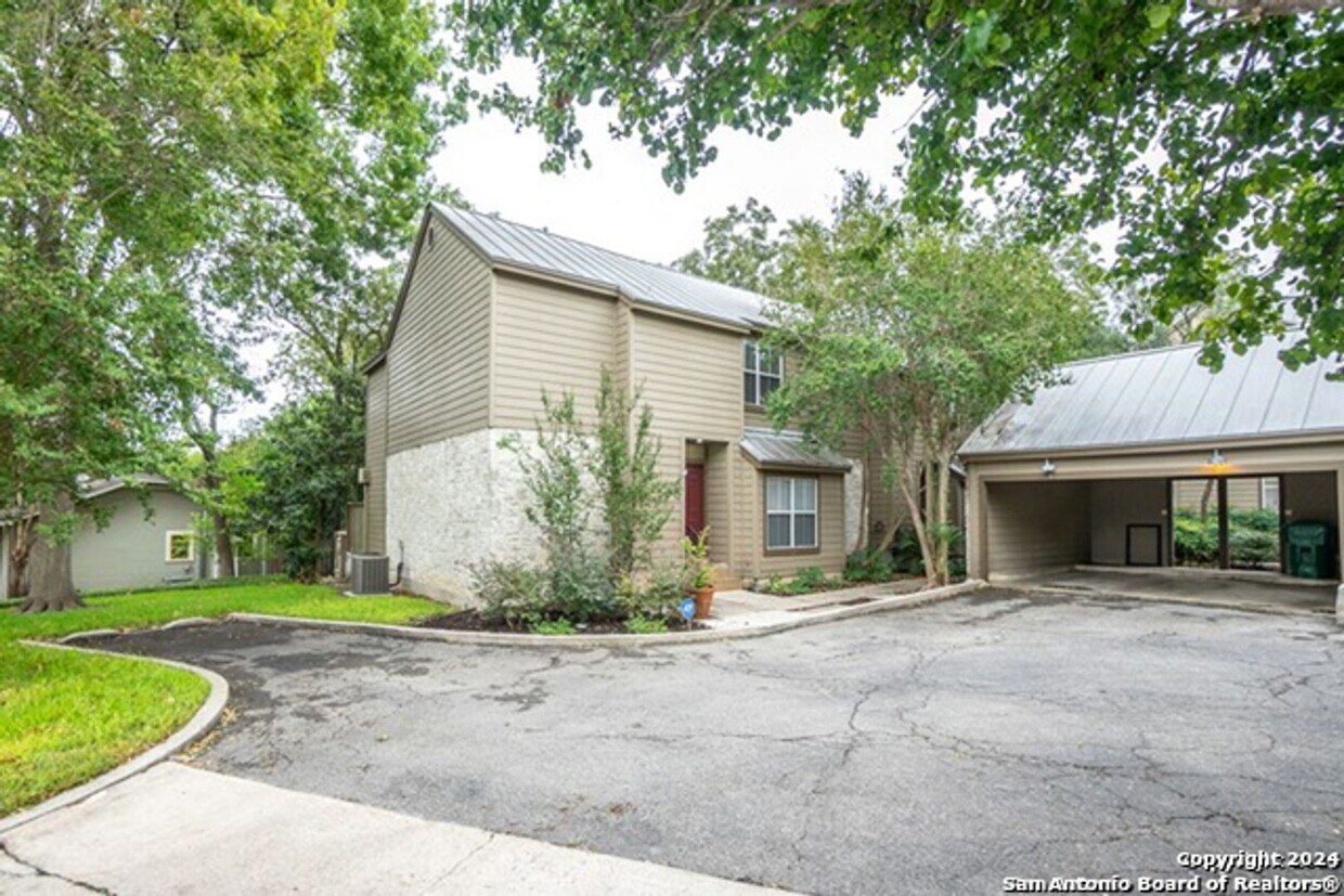 Primary Photo - Alamo Townhouse!
