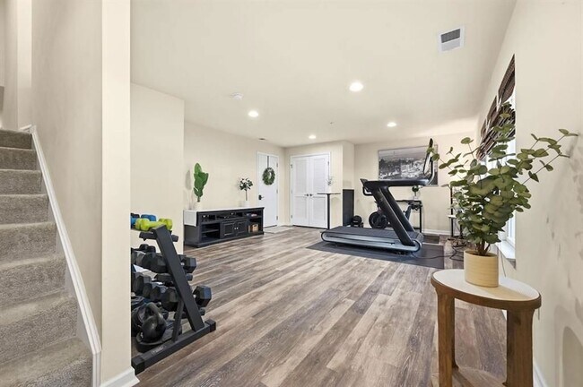 Building Photo - 601 Pointe View Dr