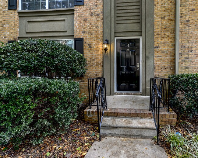 6980 Roswell Rd NE, Sandy Springs, GA 30328 Townhome Rentals in Sandy
