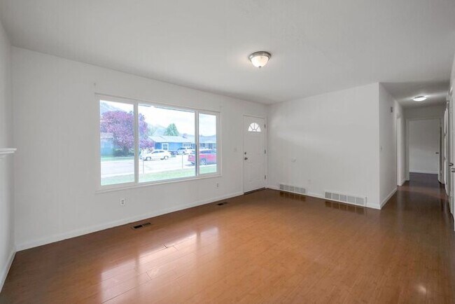 Foto del edificio - Updated Provo Home w yard + attached 2 car!