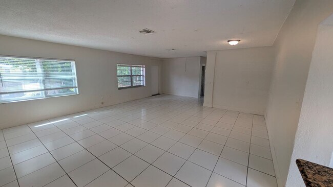 Foto del edificio - Your Next Home Awaits! Spacious Living in a Prime Lauderhill Location