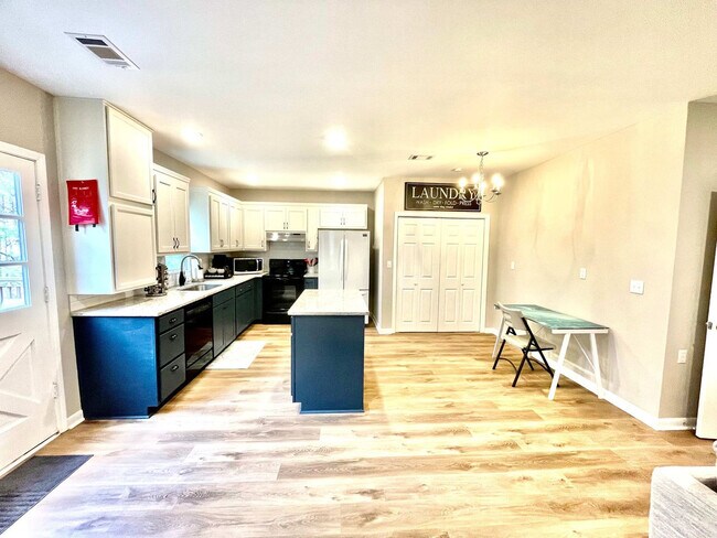 Foto del edificio - 2560 Hammond Dr