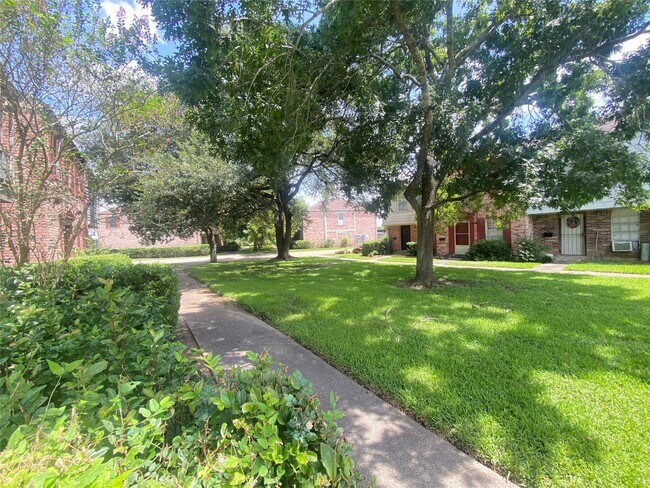 Foto del edificio - 7913 Grove Ridge Dr
