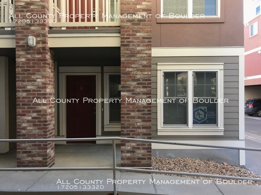 Foto principal - Great Condo in Beautiful Dakota Ridge!