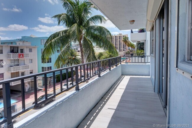 Building Photo - 720 Collins Ave