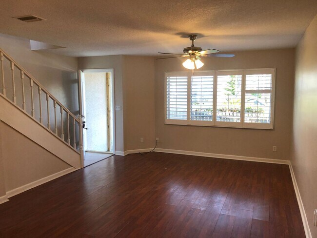 Building Photo - 2 Bed 1.5 Bath Condo Located in Jacksonville Beach - Fenced in Yard!