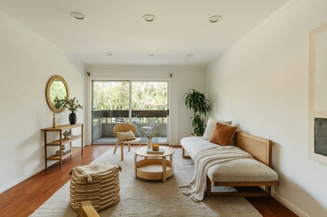 Foto del edificio - 2700 Cahuenga Blvd