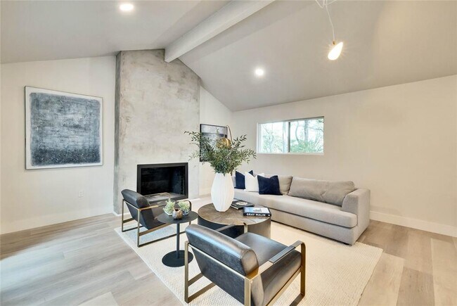 Building Photo - 9028 Balcones Club Dr