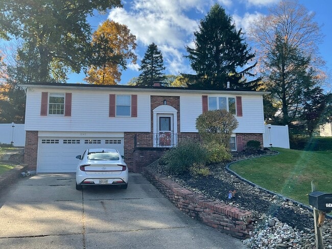 Building Photo - Spacious 3bed 3 bath Split-Level in Bethel...