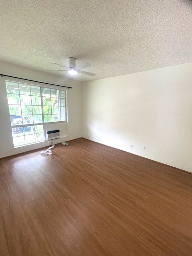 Building Photo - Recently Renovated 2 Bedroom / 1 Bath in K...