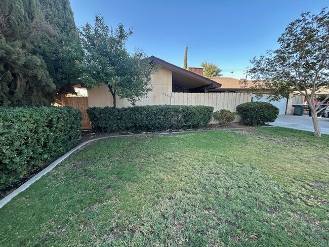 Building Photo - 3 bedroom 2 bathroom with pool!