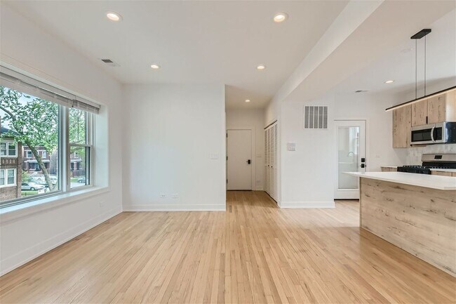 Foto del edificio - 2604 N Springfield Ave