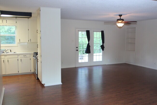 Building Photo - Tour Today: Charming 3 Bedroom in South Ty...