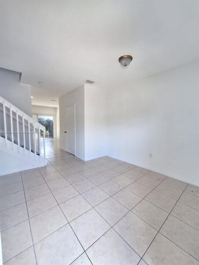 Building Photo - 1614 SE 31st Ct