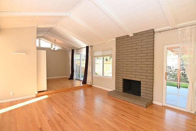 Foto del edificio - Updated Sunnyvale Beauty, 3/2 with AC