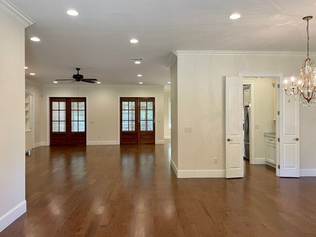 Building Photo - Luxury 4 BR, 3.5 BA rental