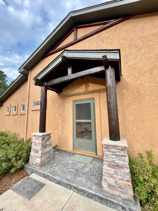 Foto del edificio - Stunning 4 Bed/3 Bath Townhome in quiet Cul-de-Sac in University Park