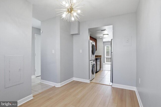 Building Photo - 264 N Stevenson Sq