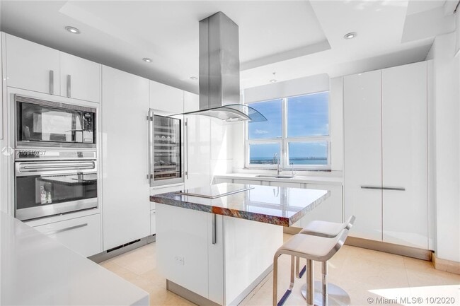 Building Photo - 848 Brickell Key Dr