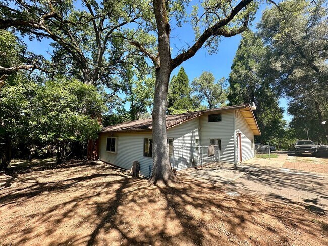 Building Photo - Cozy, Country 3 bedroom 1 Bathroom Home Wi...