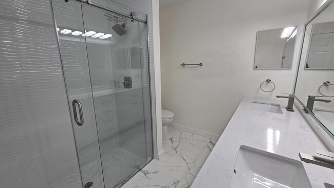 Foto del edificio - 5622 Royal Lake Cir