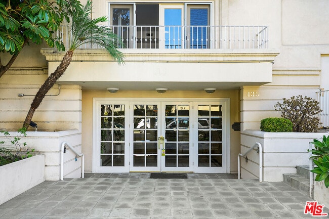 Building Photo - 435 Arnaz Dr