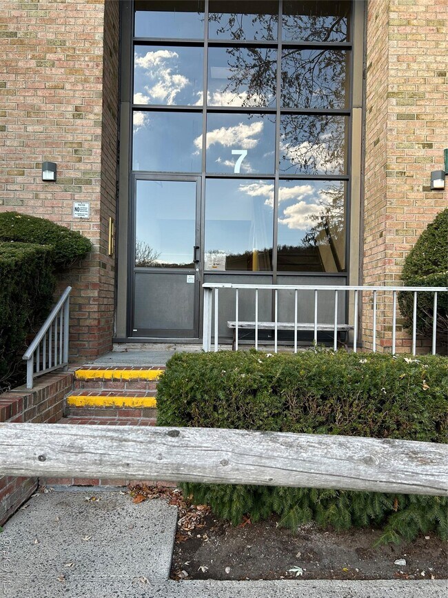 Foto del edificio - 7 Charles Ln