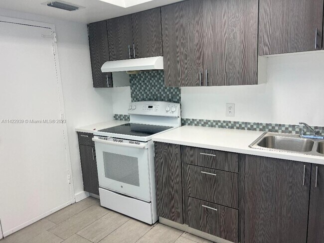 Foto del edificio - 1460 NE 169th St