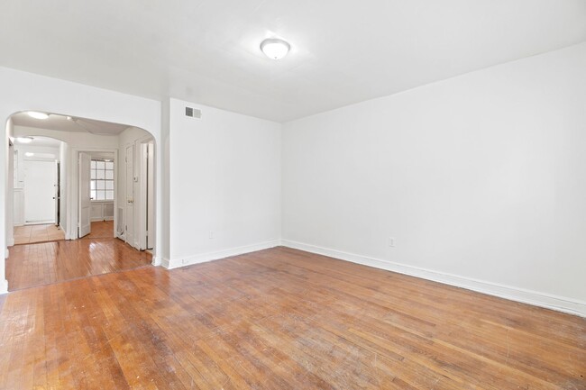 Building Photo - Charming 2 Bedroom Apartment in Beautiful ...