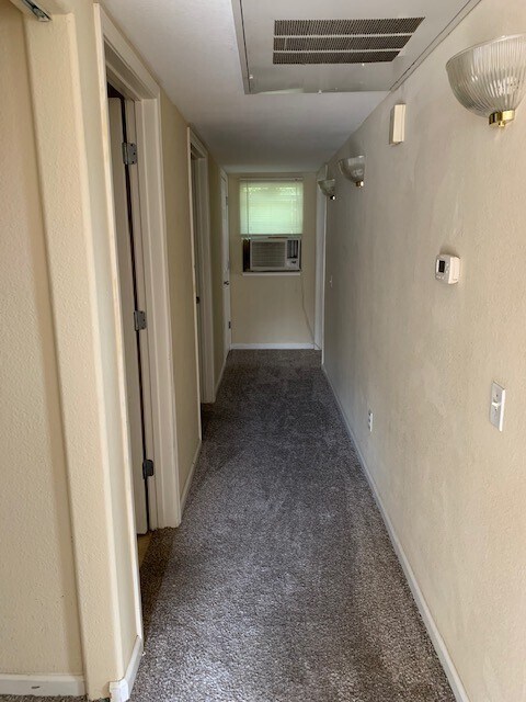 Building Photo - Spacious 2 Bedroom Upstairs Condo